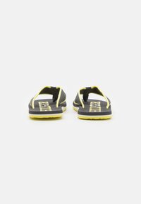 Tommy Hilfiger PATCH BEACH  - Sandaler m/ tåsplit - dark ash