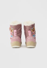 Pár rózsaszín gyerek téli csizma fehér prémes béléssel, csillogó rózsaszín füllel és mesefigurás lány mintával az oldalán, hátulról nézve.