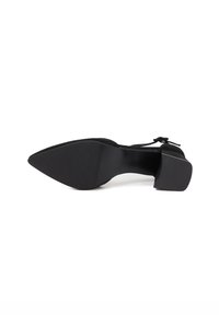 Scarpa con tacco alto nera a punta con finitura texturizzata e tacco a blocco. Presenta una sottile cinghia alla caviglia e una suola liscia.