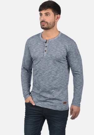 Langærmet henley skjorte i meleret grå stof, med rund halsudskæring, tre-knaps placket og et lille logo mærke ved kanten.
