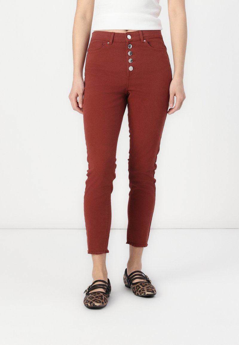Højtaljede, rustfarvede jeans med lige pasform, der har en lukning med fem knapper og en frynset kant ved anklerne.