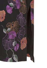 Schwarzer Stoff mit lebendiger floralem Stickerei in Lila, Orange und Grün. Das Design umfasst detaillierte Konturen und einen leichten Saumvent.