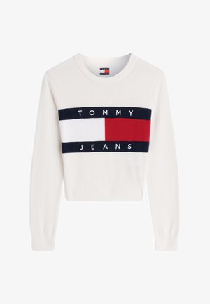 Witte cropped trui met lange mouwen en ronde hals, met een groot Tommy Jeans-logo in marineblauw, wit en rood op de borst.