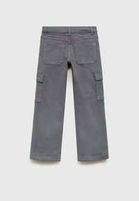Graue Cargo-Hosen mit einer lockeren Passform, ausgestattet mit zwei Seiten- und zwei Gesäßtaschen sowie einem stabilen Bund. Strukturierter Stoff mit sichtbaren Nähten.