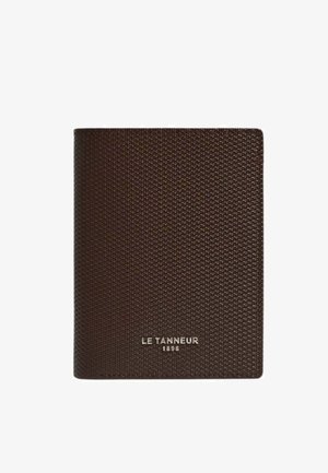 Braune strukturierte Lederbrieftasche mit geprägt Text "LE TANNEUR 1898" in Weiß auf der Vorderseite Mitte.