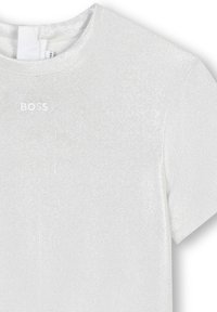 Balts īsām piedurknēm T-kreklis izgatavots no spīdīgas auduma. Tam ir apaļa kakla izgriezuma forma un uz priekšpuses ir izdrukāts "BOSS" logos baltā krāsā.