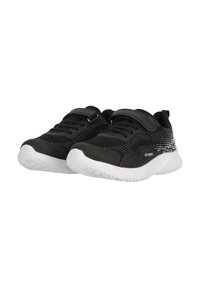 Schwarze Sportschuhe mit einem strukturierten Mesh-Obermaterial und einer weißen Gummisohle. Zu den Merkmalen gehören ein Klettverschluss und dezente Musterakzente an der Ferse.