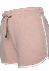 Ružové bavlnené šortky s nastaviteľným pásom, bielym lemovaním okolo vreciek a voľným strihom so mierne zaobleným lemom.
