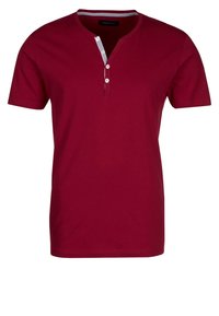 Červené tričko s krátkým rukávem vyrobené z bavlny, s prostřiženým límcem, třemi knoflíky a pruhovaným akcentem na výstřihu.