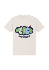 Biała koszulka z zielonymi, niebieskimi i beżowymi literami w stylu bąbelkowym tworzącymi napis "PEACE" z flagą golfową oraz napisem "AND QUIET" poniżej, w ciemnoniebieskim kolorze.