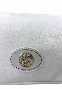 Borsa a mano in pelle bianca con superficie testurizzata, dettaglio logo ovale con accenti dorati e bordo liscio a contrasto.