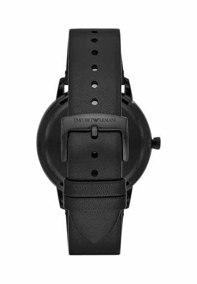 Schwarzes Lederarmband mit schwarzer Metallschließe, graviert mit "Emporio Armani", von hinten betrachtet, befestigt an einem schwarzen Uhrengehäuse.