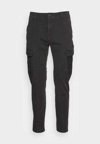 Svarta slim-fit cargobyxor med knapp- och dragkedjestängning, bältesöglor och klafffickor på varje lår mot en enfärgad bakgrund.