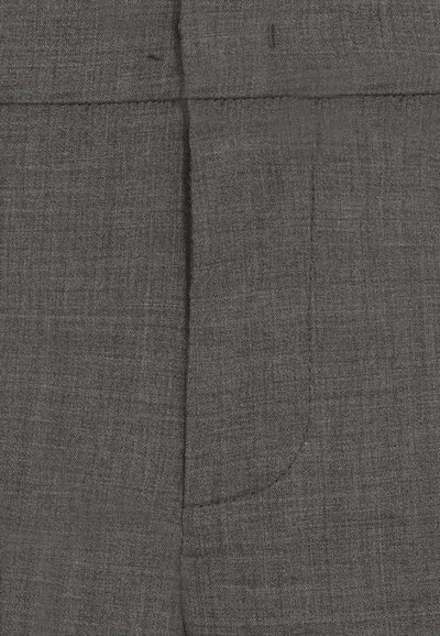 Tessuto di lino grigio con una texture liscia, caratterizzato da un piccolo dettaglio tasca e cuciture sottili sulla vita, che creano un aspetto ordinato.