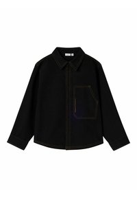 Camisa negra de manga larga con botones, con costuras en contraste naranjas y un bolsillo en el pecho en ángulo en el lado izquierdo.