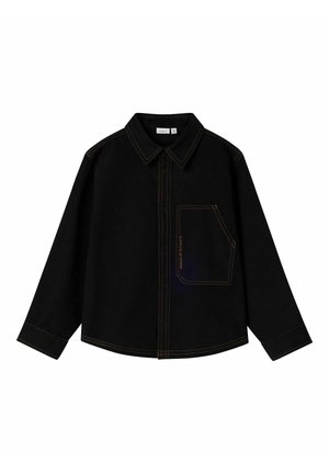 Chemise noire à manches longues avec boutons, coutures orange contrastantes et une poche sur la poitrine inclinée du côté gauche.