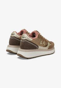 Brown and beige platform sneakers with pink fleece lining, white zigzag stitching, "Sun68" branding on heels, and lace-up closure.