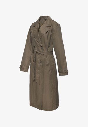 Brauner doppelreihiger Trenchcoat mit Taillengürtel, breiten Revers, knöpfbaren Manschetten und seitlichen Taschen, auf einem weißen Hintergrund präsentiert.
