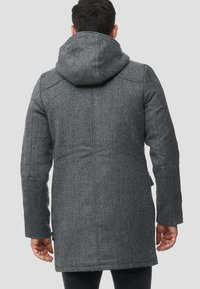 Abrigo de mezcla de lana gris con capucha, que presenta una tela texturizada, un corte entallado y bolsillos laterales. Superficie suave con una silueta clásica.