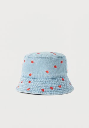 Sombrero tipo cubo de mezclilla azul claro con pequeños patrones de corazones rojos bordados dispersos por toda la tela.