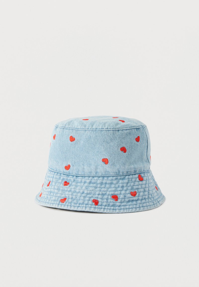 Ανοιχτό μπλε τζιν καπέλο τύπου bucket με μικρά κόκκινα κεντημένα μοτίβα καρδιάς διασκορπισμένα στο ύφασμα.