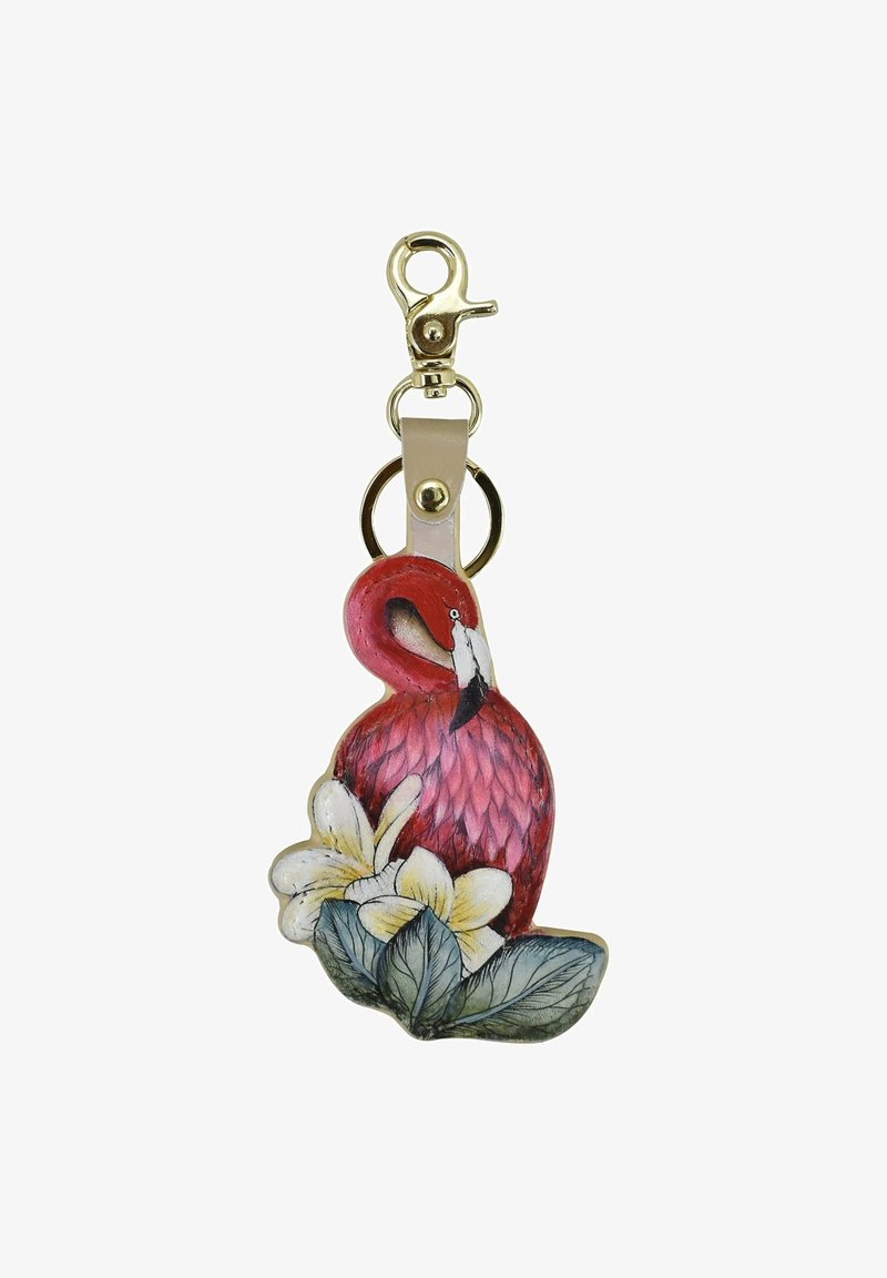 Rode flamingo sleutelhanger gemaakt van geschilderd metaal, met gele bloemen en groene bladeren. Het heeft een clip in goudkleur en een leren band.