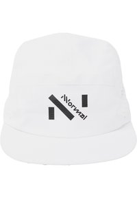 Gorra blanca con visera plana, con un logotipo y elementos gráficos en negro. Fabricada con tela ligera y con orificios de ventilación en los lados.