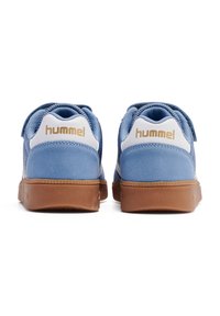 Blaue Wildledersneaker mit Netzelementen, weißen Akzenten und einer Gummisohle. Verfügt über Klettverschlüsse und "hummel"-Branding auf der Ferse.