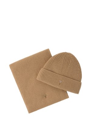 Set composto da berretto marrone chiaro lavorato a maglia e sciarpa abbinata, entrambi con un piccolo dettaglio floreale ricamato.