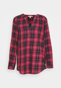 Chemise à manches longues à carreaux rouges et bleu marine avec un col en V et des fentes latérales, confectionnée dans un tissu léger, présentant une coupe décontractée sans ornements.