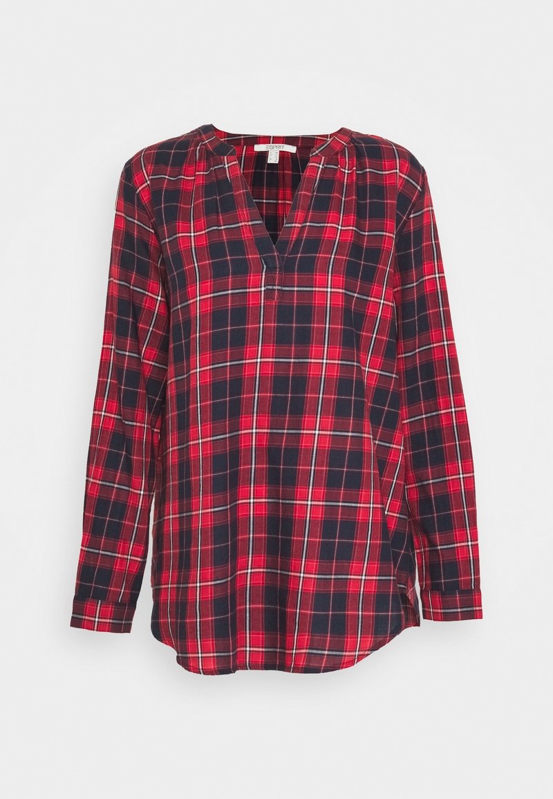 Chemise à manches longues à carreaux rouges et bleu marine avec un col en V et des fentes latérales, confectionnée dans un tissu léger, présentant une coupe décontractée sans ornements.