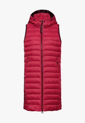 Punainen puffatakki hupulla, jossa on vaakasuorat tikatut osiot, edessä vetoketjukiinnitys ja sivutaskut säilytystä varten.