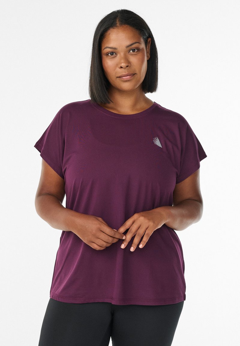 Lila kurzärmliges Sportshirt mit rundem Ausschnitt, leichtem Material und einem kleinen Akzentlogo auf der oberen linken Seite.