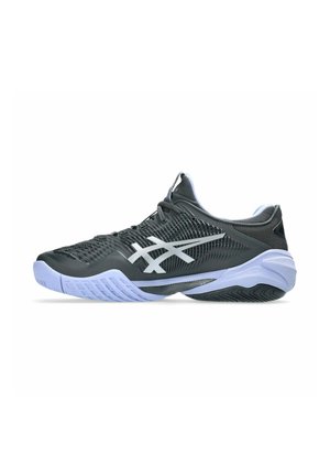Schwarz-weißer Sportschuh mit Mesh-Obermaterial, Schnürverschluss und gemusterter Sohle, entworfen für Sport oder Laufen.