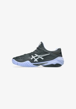 Chaussure de sport noire et blanche avec tige en mesh, fermeture à lacets et semelle à motifs conçue pour le sport ou la course.