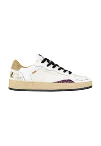 Sneaker bassa bianca con lacci neri, suola beige, dettaglio dorato sul tallone, accento di glitter viola e testo "nothing else matters" sulla punta.