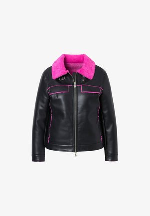 Czarna skórzana kurtka z różowym futerkiem syntetycznym przy kołnierzu i podszewce. Posiada dwie przednie kieszenie oraz różowe przeszycia, zamek błyskawiczny. Rękawy o średniej długości.
