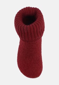 Zachte, rode wollen slof met dikke, geribbelde boord en viltachtige textuur, ontworpen voor warme en comfortabele binnenomgeving.