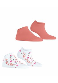 Enkelsokken in koraal en wit. Het koraalsokje is effen, terwijl het witte paar bloemmotieven heeft in roze, grijs en oranje.