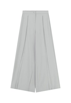 Lichtgrijze broek met wijde pijpen, plooien, tailleband, knoopsluiting en voorzakken, weergegeven tegen een witte achtergrond.