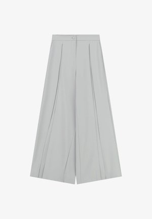 Pantaloni grigio chiaro a gamba larga con pieghe, vita, chiusura con bottone e tasche frontali, mostrati su sfondo bianco.
