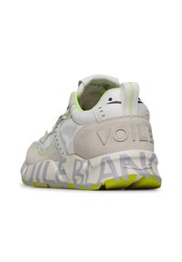 Sneakers bianchi e grigi con un'accento in suede, dettagli verde fluorescente, suola testurizzata e la scritta "VOILE" in rilievo sul tallone.