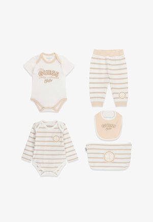 Set di abbigliamento per neonati con body a maniche lunghe a righe beige e bianche, body a maniche corte, pantaloni, bavaglino e bustina a righe.