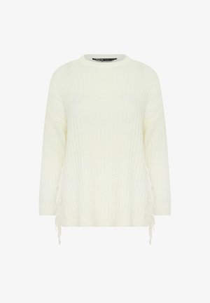 Witte gebreide trui met een geribbelde textuur, voorzien van franjes aan de zijkanten en een ronde halslijn. Lange mouwen maken het ontwerp compleet.