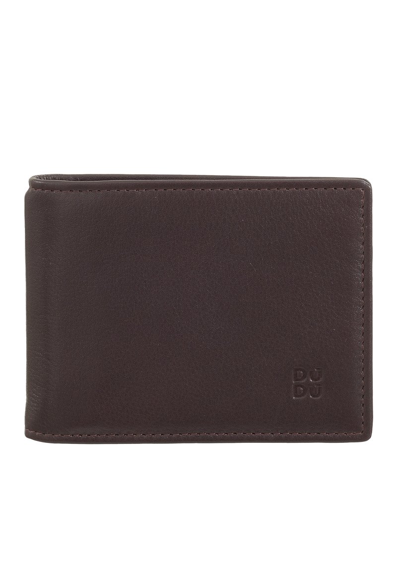 Portafoglio in pelle marrone con texture liscia, design bi-fold e logo embossato discreto. I bordi sono cuciti, a testimonianza della durata e della maestria artigianale.