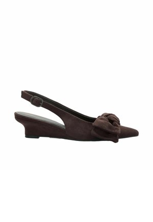 Mørkebrun ruskind slingback sko med lav kilehæl og stor stofsløjfe på spids tå.