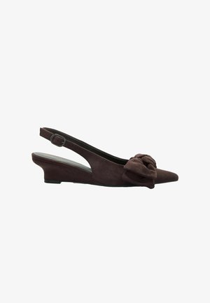 Friends Like These, REGULAR FIT - FAUX SUEDE POINTED TOE SLINGBACK MINI WEDGE COURT SHOES - Ballerines à brides arrière - chocolate brown bow detail
