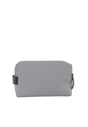 Bolsa de aseo rectangular gris con asa de tela negra en un lado y cierre de cremallera en el otro, aislada sobre fondo blanco.