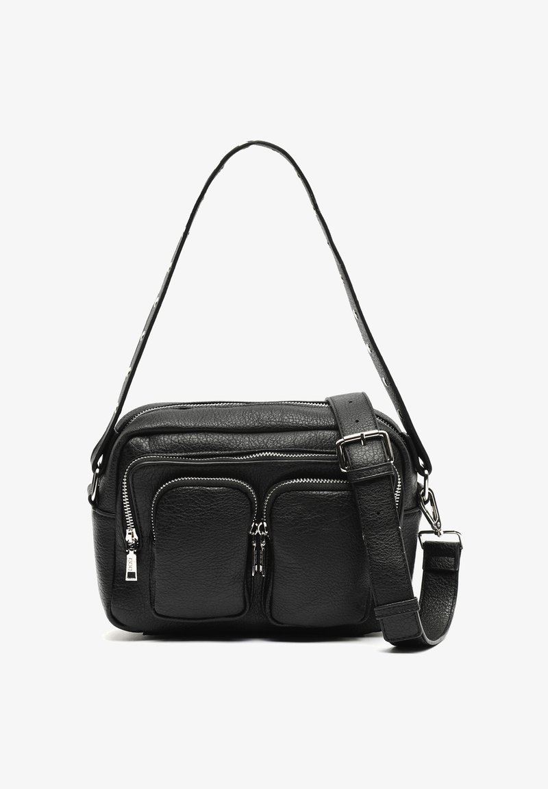 Borsa a tracolla nera in pelle con due tasche frontali con zip, forma strutturata, tracolla regolabile e superficie texturizzata.