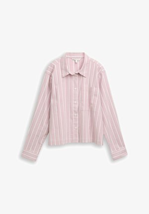 Lyserød langærmet skjorte med knapper og hvide lodrette striber samt en brystlomme, præsenteret fladt på en hvid baggrund.